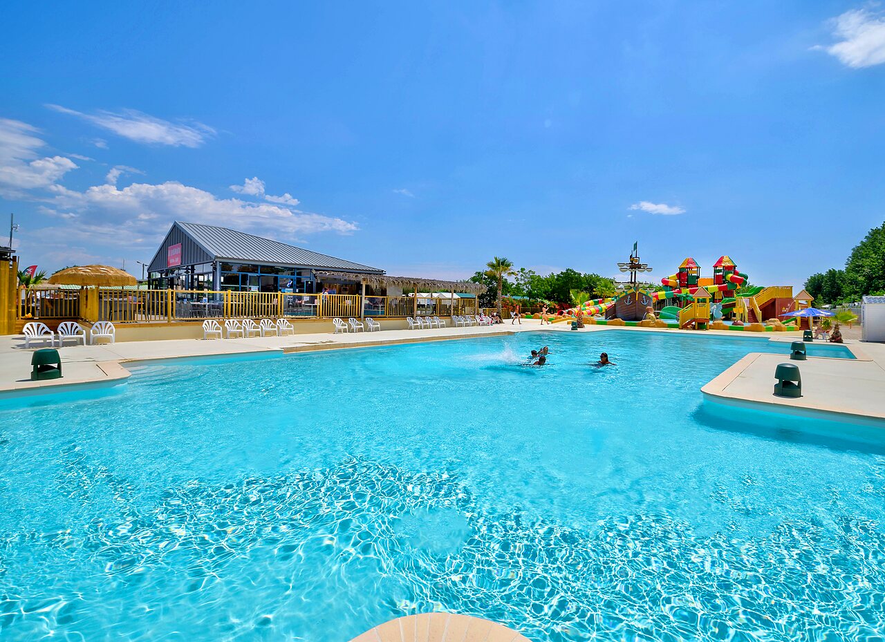 Groot zwembad, waterpark met glijbanen en restaurant op camping CLICOCHIC Palmira Beach in Vendres-Plage (34).