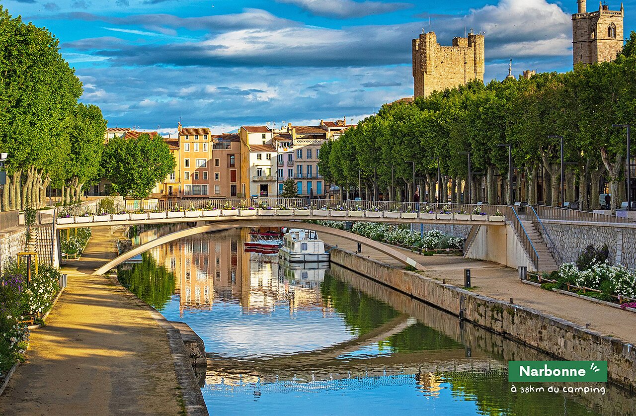 Canal de la Robine, brug en historische gebouwen in Narbonne, te bezoeken.