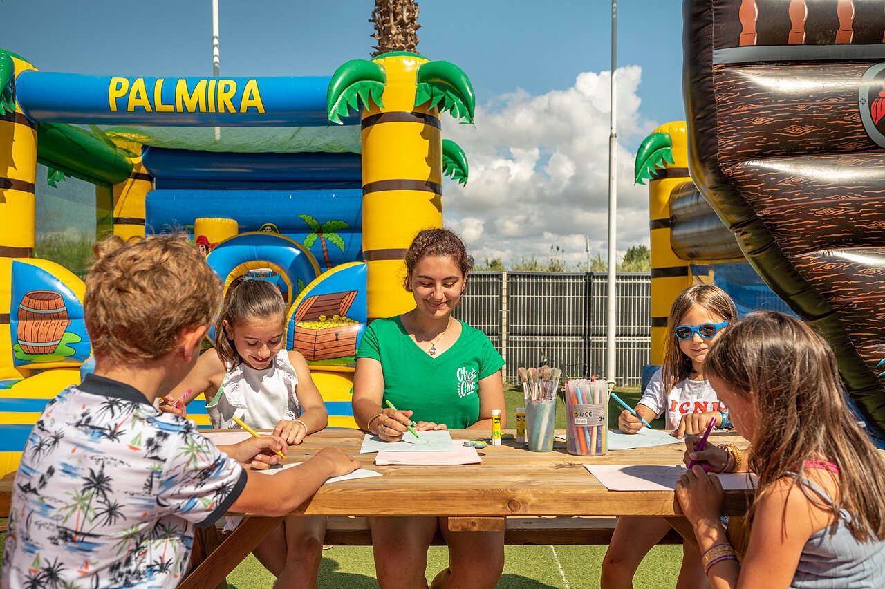 Kinderanimatie en opblaasbare spelen op camping CLICOCHIC Palmira Beach Vendres-Plage (34).