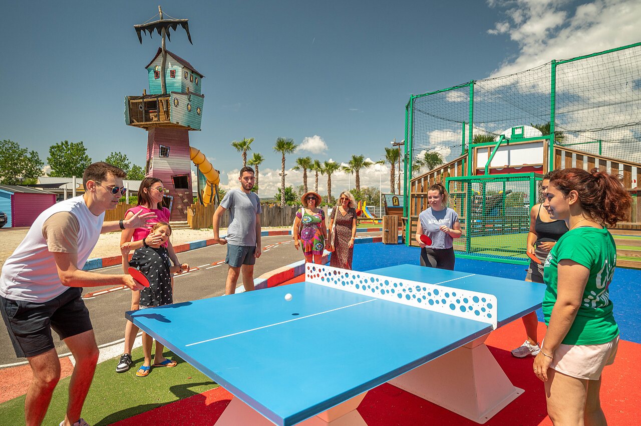 Familie speelt tafeltennis op camping CLICOCHIC Palmira Beach, Vendres-Plage (34).