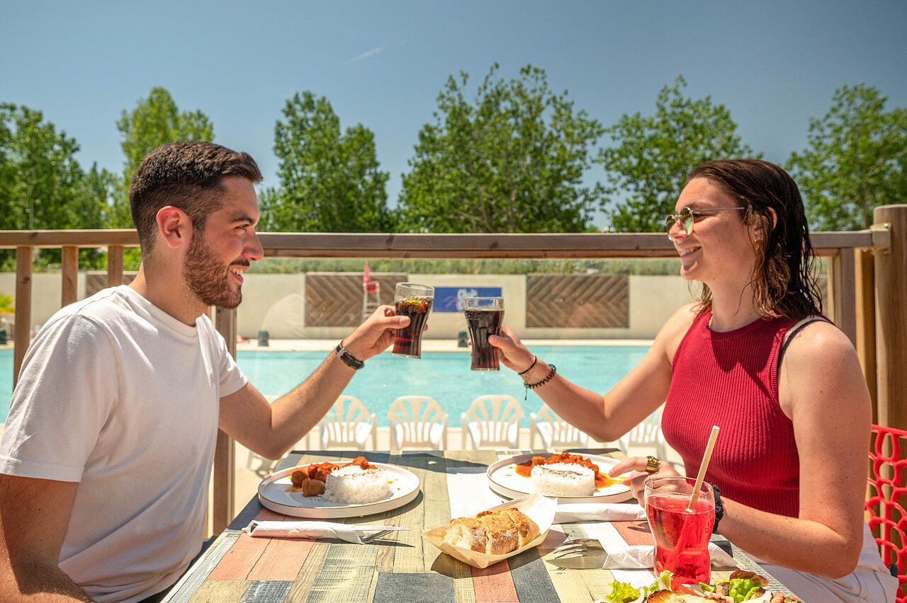 Maaltijd op terras op camping CLICOCHIC Palmira Beach in Vendres-Plage (34).