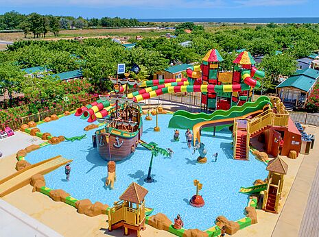 Zwembad, glijbanen, piratenschip op camping CLICOCHIC Palmira Beach in Vendres-Plage.