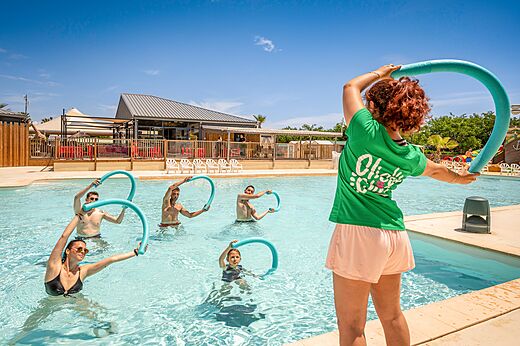 Aquagym activiteit in zwembad op camping CLICOCHIC Palmira Beach in Vendres-Plage (34).