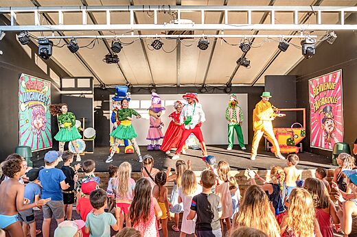 Kindershow met animatie op podium op camping CLICOCHIC Palmira Beach in Vendres-Plage (34).