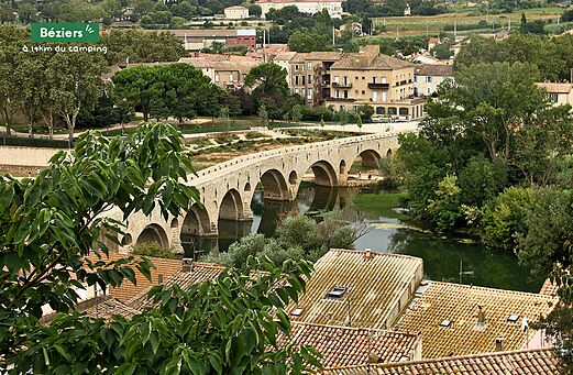 Historische Pont Vieux en rivier Orb in B�ziers, Occitani�.