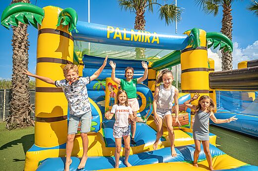 Opblaasbare structuur voor kinderen op CLICOCHIC Palmira Beach, Vendres-Plage.