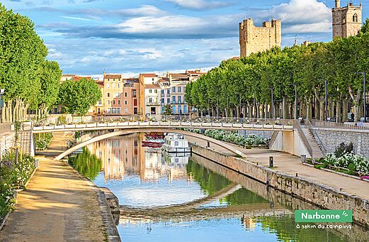 Canal de la Robine, brug en historische gebouwen in Narbonne, te bezoeken plek.