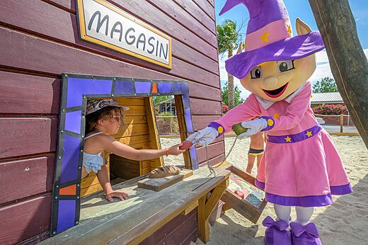 Kind speelt met mascotte in speelwinkel, op camping CLICOCHIC Palmira Beach in Vendres-Plage (34).