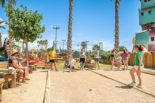 Petanquebaan met spelers op camping CLICOCHIC Palmira Beach in Vendres-Plage.