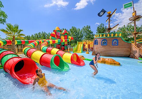 Zwembad met glijbanen op camping CLICOCHIC Palmira Beach (34).