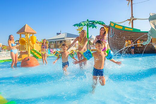 Speelzwembad, waterspellen en piratenschip op camping CLICOCHIC Palmira Beach.