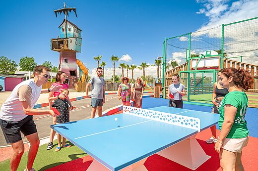 Tafeltennis en kinderspelen op camping CLICOCHIC Palmira Beach in Vendres-Plage.