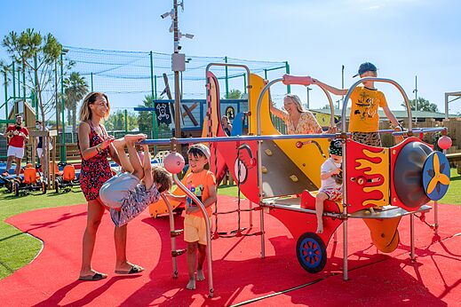 Kleurrijke speeltuin, kinderen vermaken zich op camping CLICOCHIC Palmira Beach in Vendres-Plage (34).