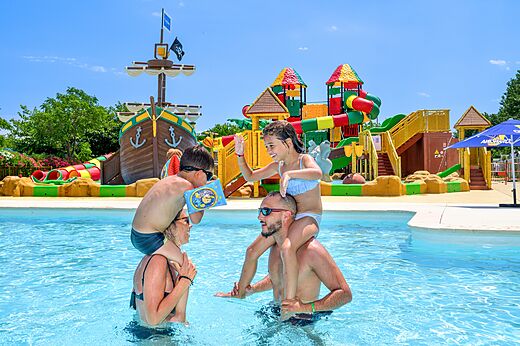Zwembad, waterspelen, familie op camping CLICOCHIC Palmira Beach in Vendres-Plage.