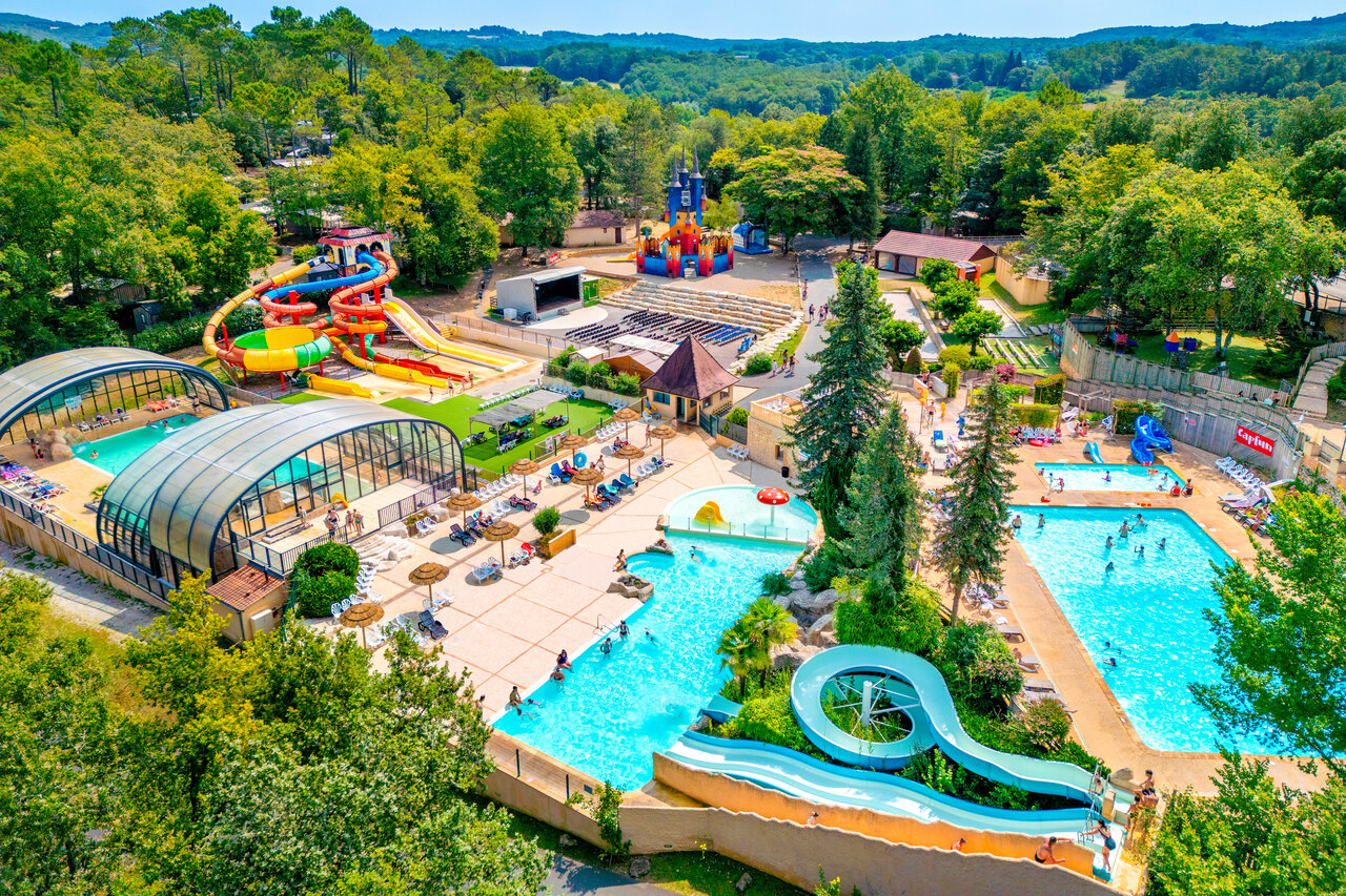 Waterpark met glijbanen, buiten- en binnenzwembaden op camping CAPFUN Palombi�re in Sarlat.