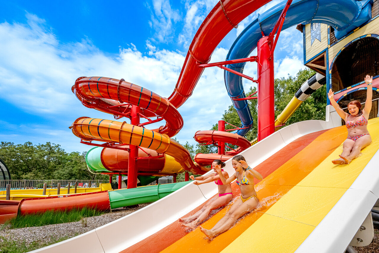Kleurrijke waterglijbanen en waterpark op CAPFUN Palombi�re Sarlat (24).