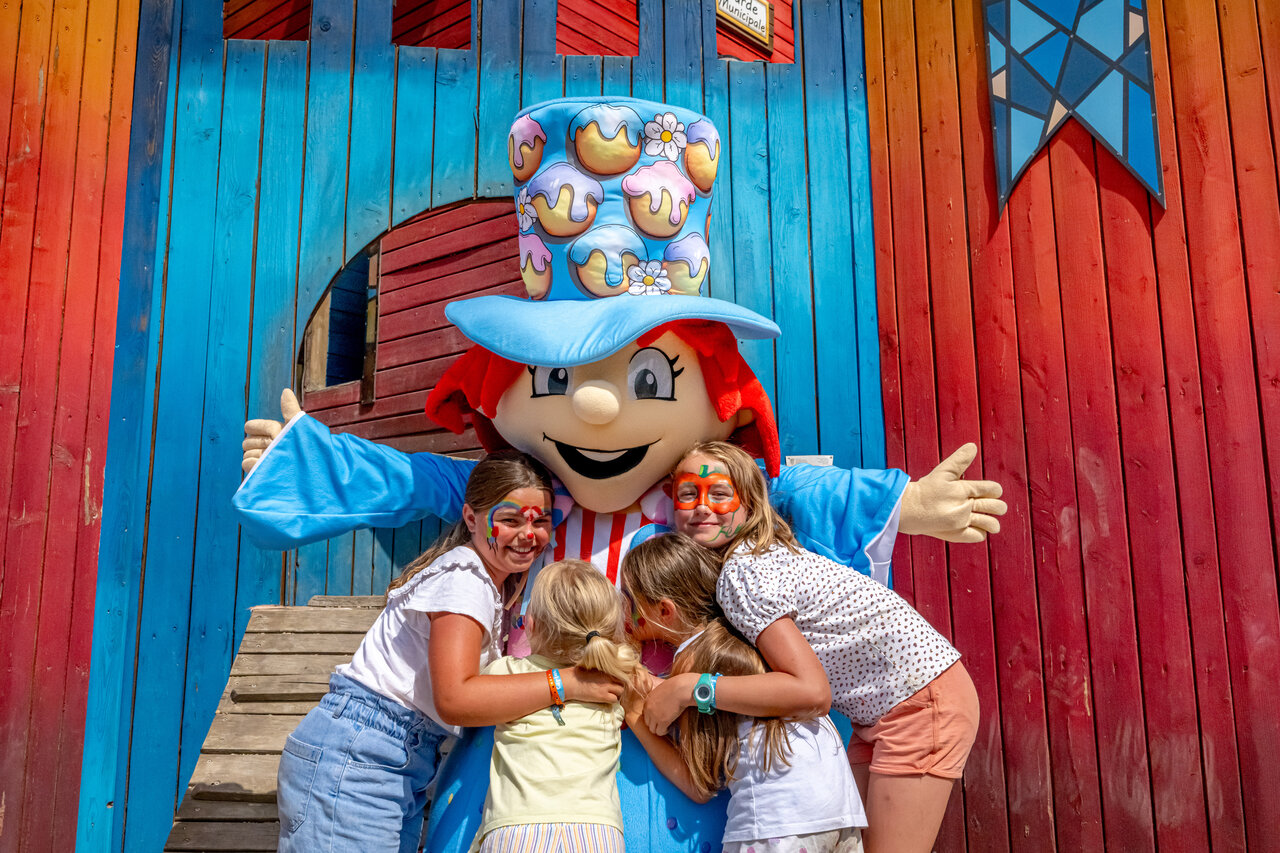 Vrolijke mascotte en geschminkte kinderen, animatie op camping CAPFUN Palombi�re in Sarlat (24).