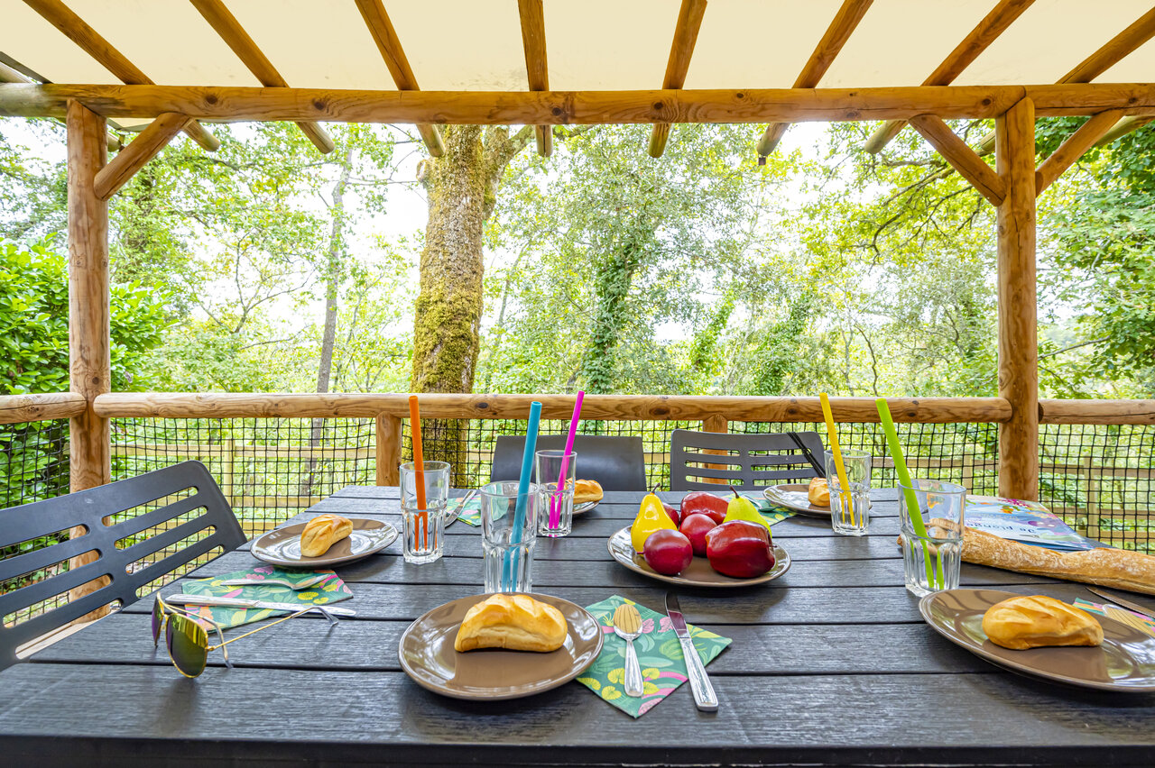 Terras van Mobil-home met buitentafel op CAPFUN Palombi�re in Sarlat (24).