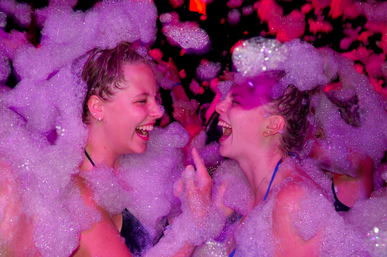 Jonge vrouwen lachend op schuimparty animatie camping CAPFUN Palombi�re in Sarlat (24).