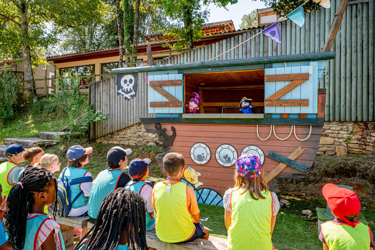 Kinderen kijken naar poppenshow op piratenschip podium op camping CAPFUN Palombi�re in Sarlat (24).