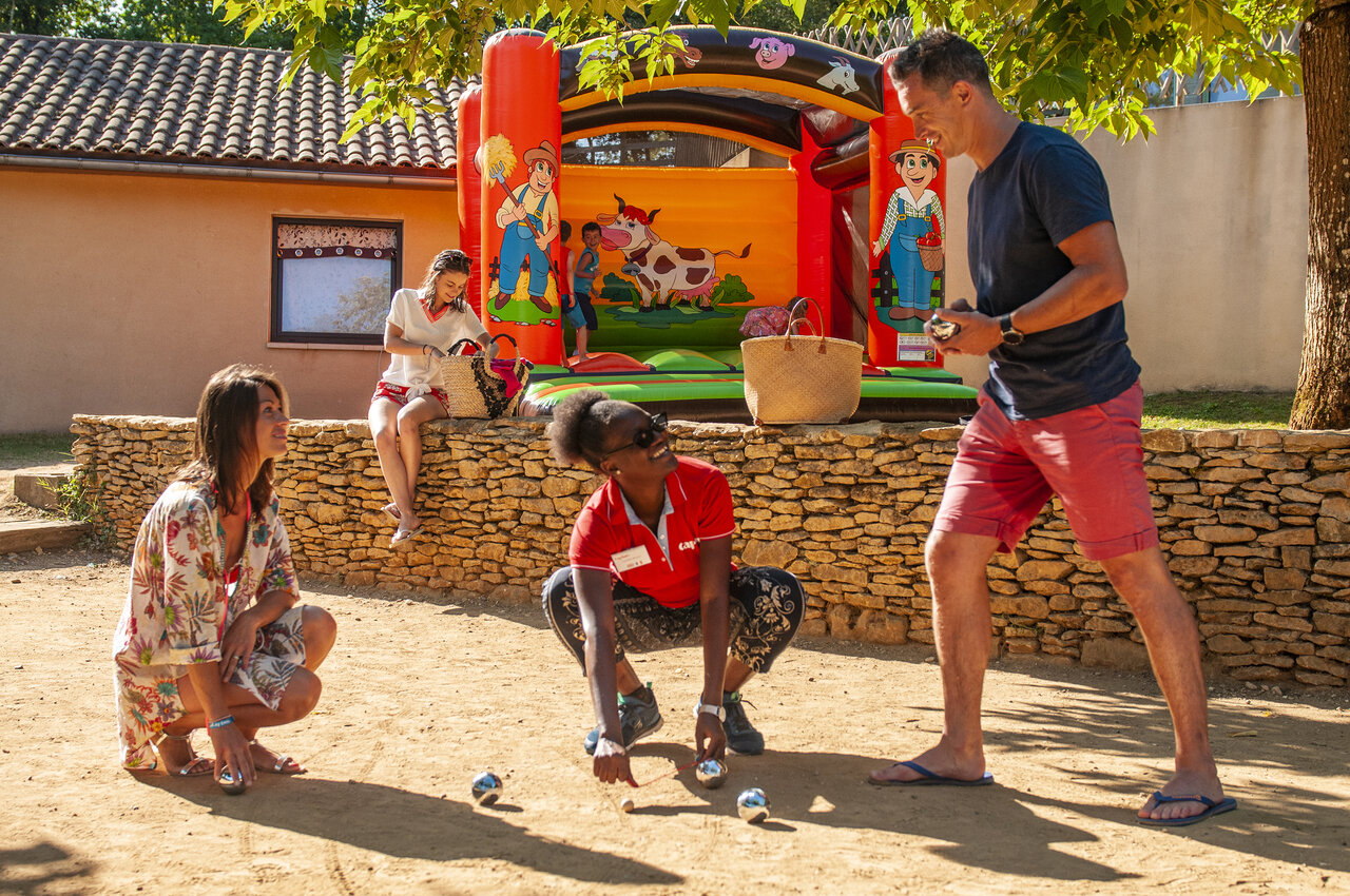 Levendig jeu de boules spel en springkasteel op camping CAPFUN Palombi�re in Sarlat (24).