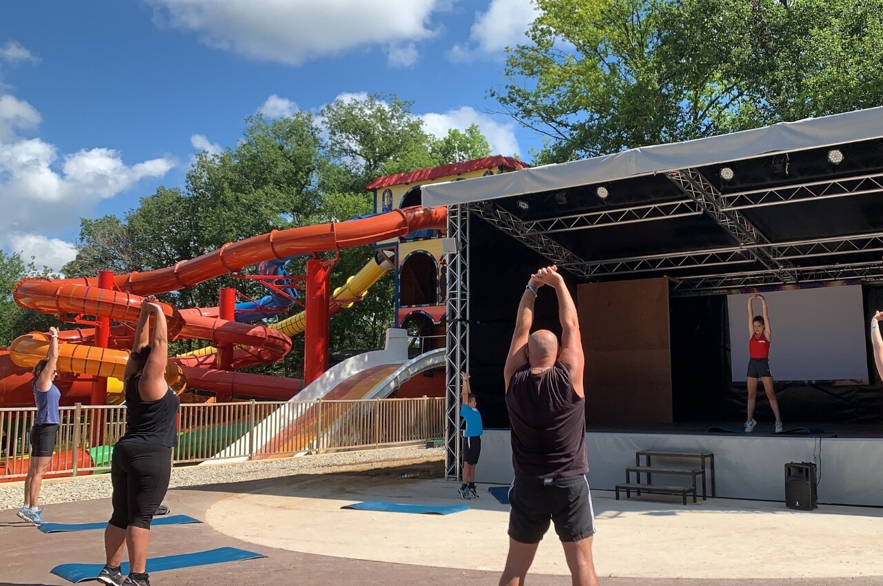 Buiten sportles met waterglijbanen op camping CAPFUN Palombi�re in Sarlat.