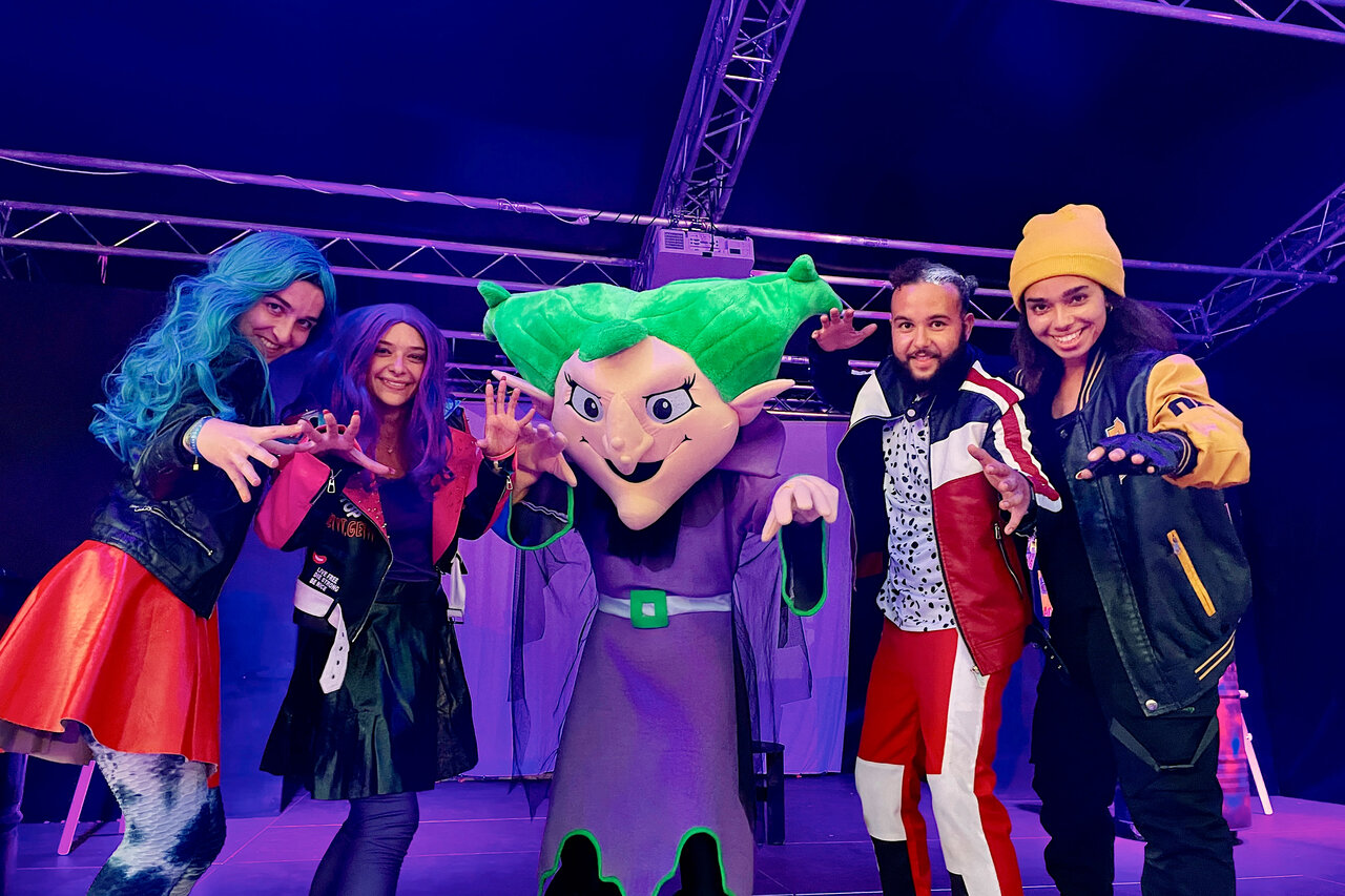 Animatieshow met personages en entertainers op camping CAPFUN Palombi�re in Sarlat (24).