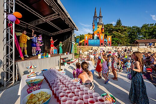 Kinderanimatieshow met speelkasteel op camping CAPFUN Palombière in SAINT-NATHALENE (24).