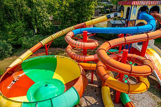 Gigantische waterglijbanen en waterkom op camping CAPFUN Palombière SAINT-NATHALENE (24).
