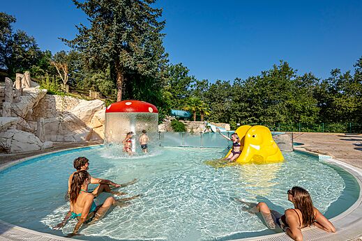 Zwembad, waterspellen op camping CAPFUN Palombière in SAINT-NATHALENE (24).