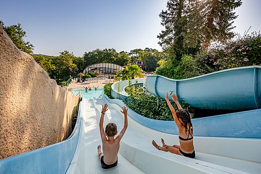 Kinderen op waterglijbanen en buitenzwembad op camping CAPFUN Palombi�re in SAINT-NATHALENE (24).