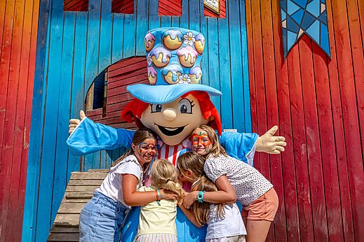 Blije kinderen met schmink en mascotte, CAPFUN Palombière, SAINT-NATHALENE (24).