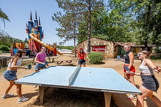Levendig potje tafeltennis en kasteel speeltuin op camping CAPFUN Palombière in SAINT-NATHALENE (24).