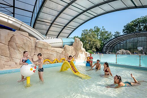 Overdekt zwembad, glijbanen en waterspellen op camping CAPFUN Palombière in SAINT-NATHALENE (24).