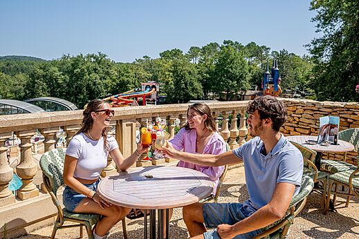 Vrienden proosten met cocktails op terras CAPFUN Palombière in SAINT-NATHALENE (24).