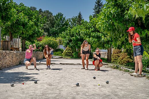 Jonge vrouwen petanque spelend op camping CAPFUN Palombière in SAINT-NATHALENE.