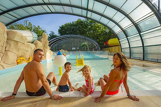 Overdekt zwembad, glijbanen, familie camping CAPFUN Palombière SAINT-NATHALENE (24).