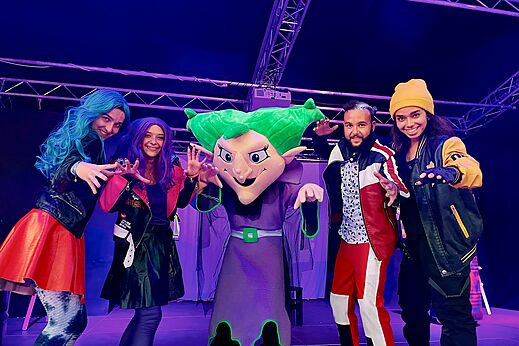Animatie met personages en mascottes op podium op camping CAPFUN Palombière in SAINT-NATHALENE (24).