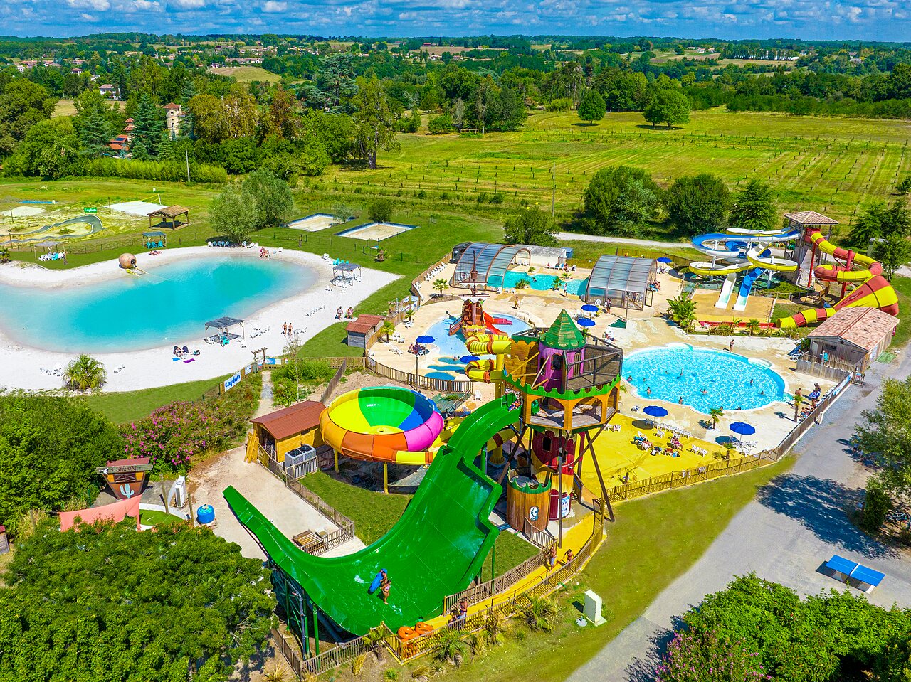 Groot waterpark, glijbanen en lagune op camping CAPFUN Paradis de Bazas in BAZAS (33).