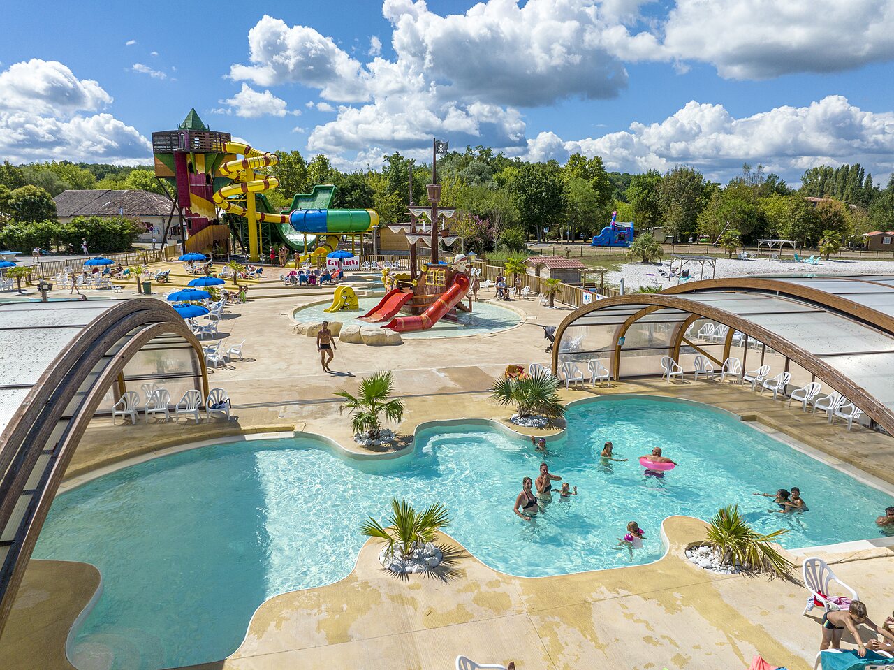 Waterpark met reuzenglijbanen en zwembaden op camping CAPFUN Paradis de Bazas in BAZAS (33).