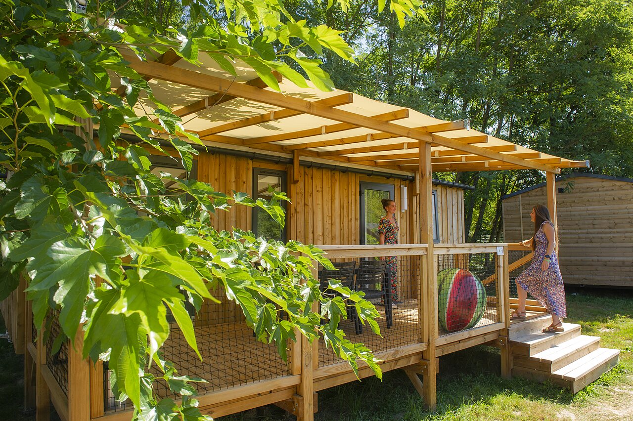 Houten stacaravan met overdekt terras bij CAPFUN Paradis de Bazas (33).