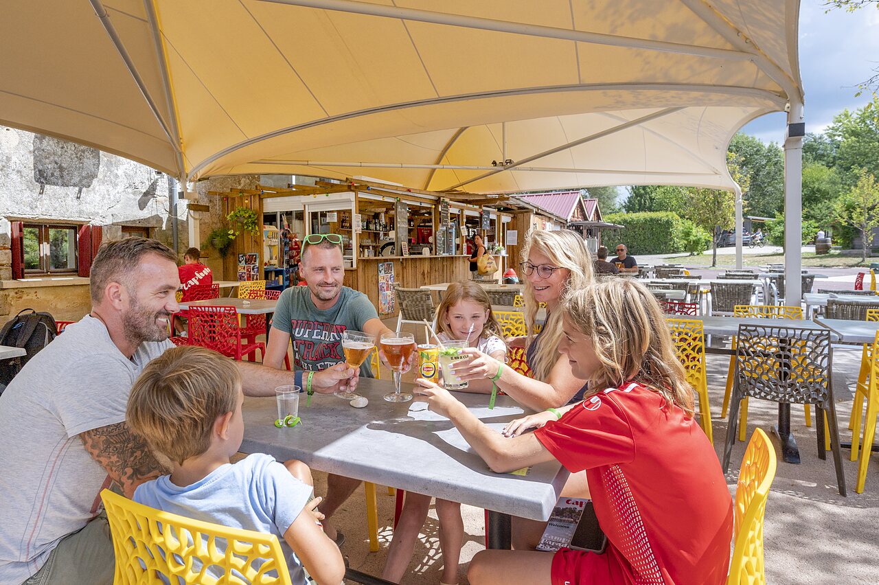 Familie, buitenbar op camping CAPFUN Paradis de Bazas (33).
