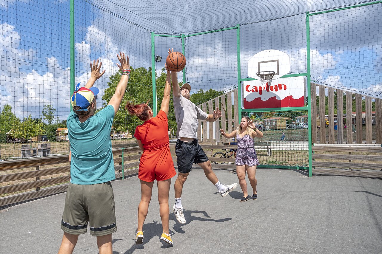 Basketbalwedstrijd op multisportterrein op camping CAPFUN Paradis de Bazas in BAZAS (33).