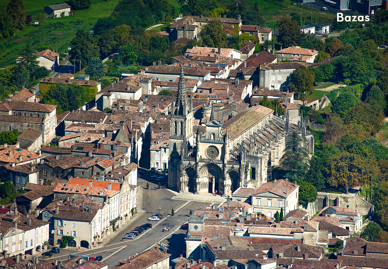 Kathedraal Saint-Jean-Baptiste en historisch centrum van Bazas, stad te bezoeken in Gironde.