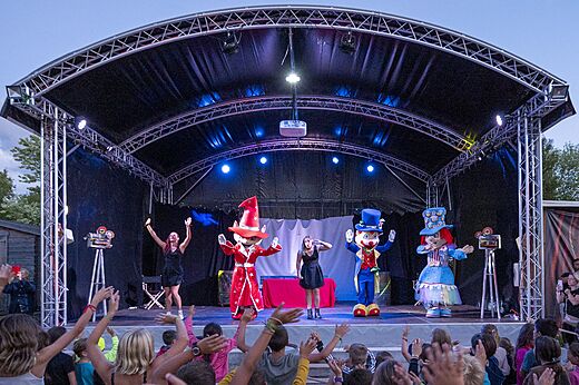 Animatievoorstelling met mascottes en artiesten op podium op camping CAPFUN Paradis de Bazas in BAZAS (33).