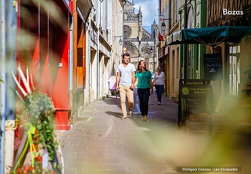 Historische straat in Bazas met kathedraal, een bezienswaardigheid in Gironde.