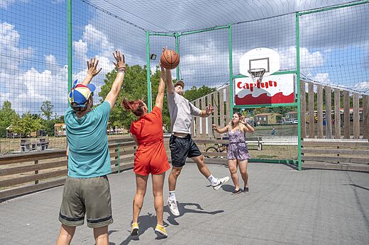 Basketbal op het multisportterrein van camping CAPFUN Paradis de Bazas (33).