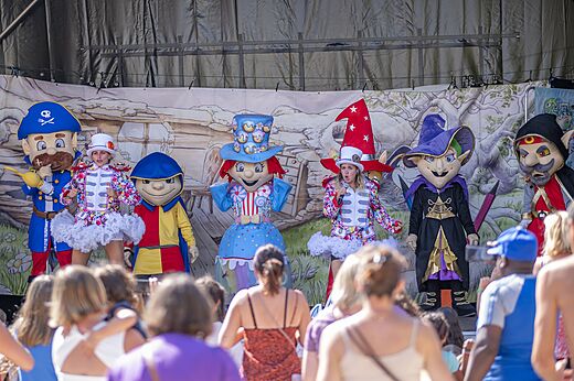 Animatieshow met mascottes en entertainers op camping CAPFUN Paradis de Bazas (33).