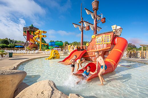 Waterglijbanen, piratenschip en kinderen op camping CAPFUN Paradis de Bazas in BAZAS (33).