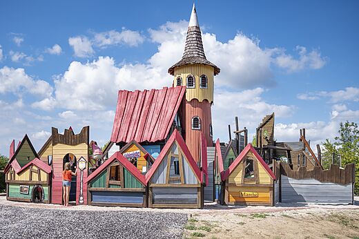 Thematische speeltuin met toren en huisjes op camping CAPFUN Paradis de Bazas in BAZAS (33).